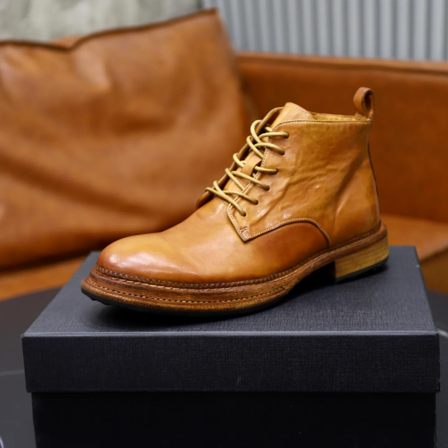 Ex-factory price: 1320💰DG men’s new horse leather work boots! Dongguan's top quality work boots are made of washed horsehide. The body is scratched and distressed. It is a work of hand-rubbing craftsmanship. The collar is wrapped in soft cow leather. It is simple and beautiful, fashionable and casual. It is equipped with a full cowhide lining and embossed logo feet. It is matched with a combination of genuine leather and zigzag rubber outsole. Look at the details of the leather material. If you pursue high quality, check it out! Extremely comfortable! Comes with original box and dust bag! Size: 38-39-40-41-42-43-44 standard leather shoe size